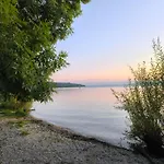 Helle In Seenaehe *